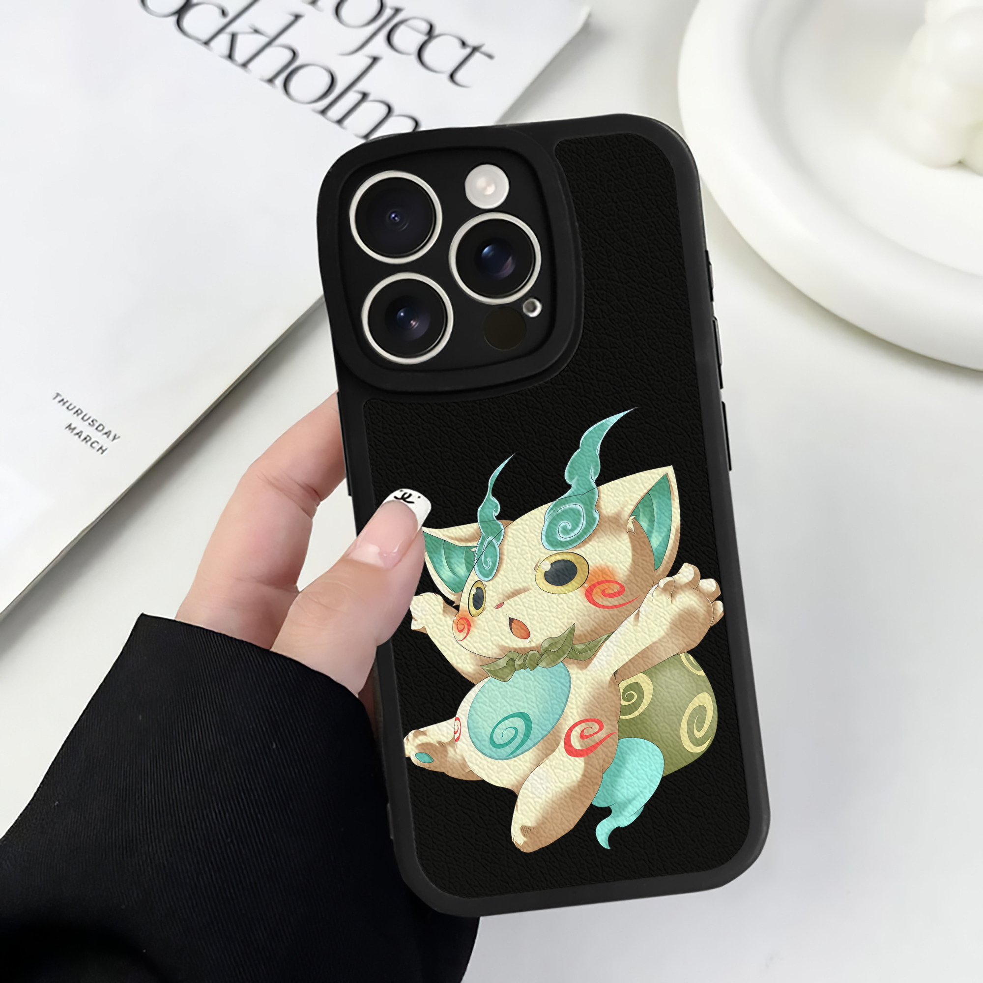 （画像用） 妖怪ウォッチ Yo-kai Watch 【iPhone 16シリーズ対応】シリコンスマホケース（レザー調） 材質：シリコン
